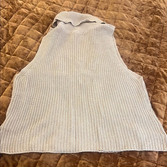 ✨3/$20 Le Lis Cream Cowl Neck Sleeveless Sweater - Picture 3 of 3